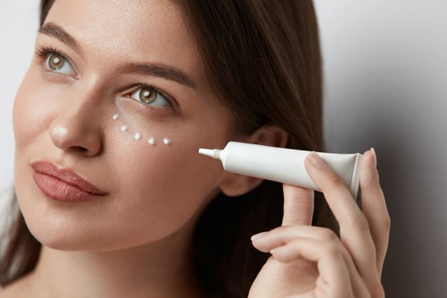 Vì sao chỉ bôi kem dưỡng mắt là chưa đủ để xóa quầng thâm và bọng mắt?